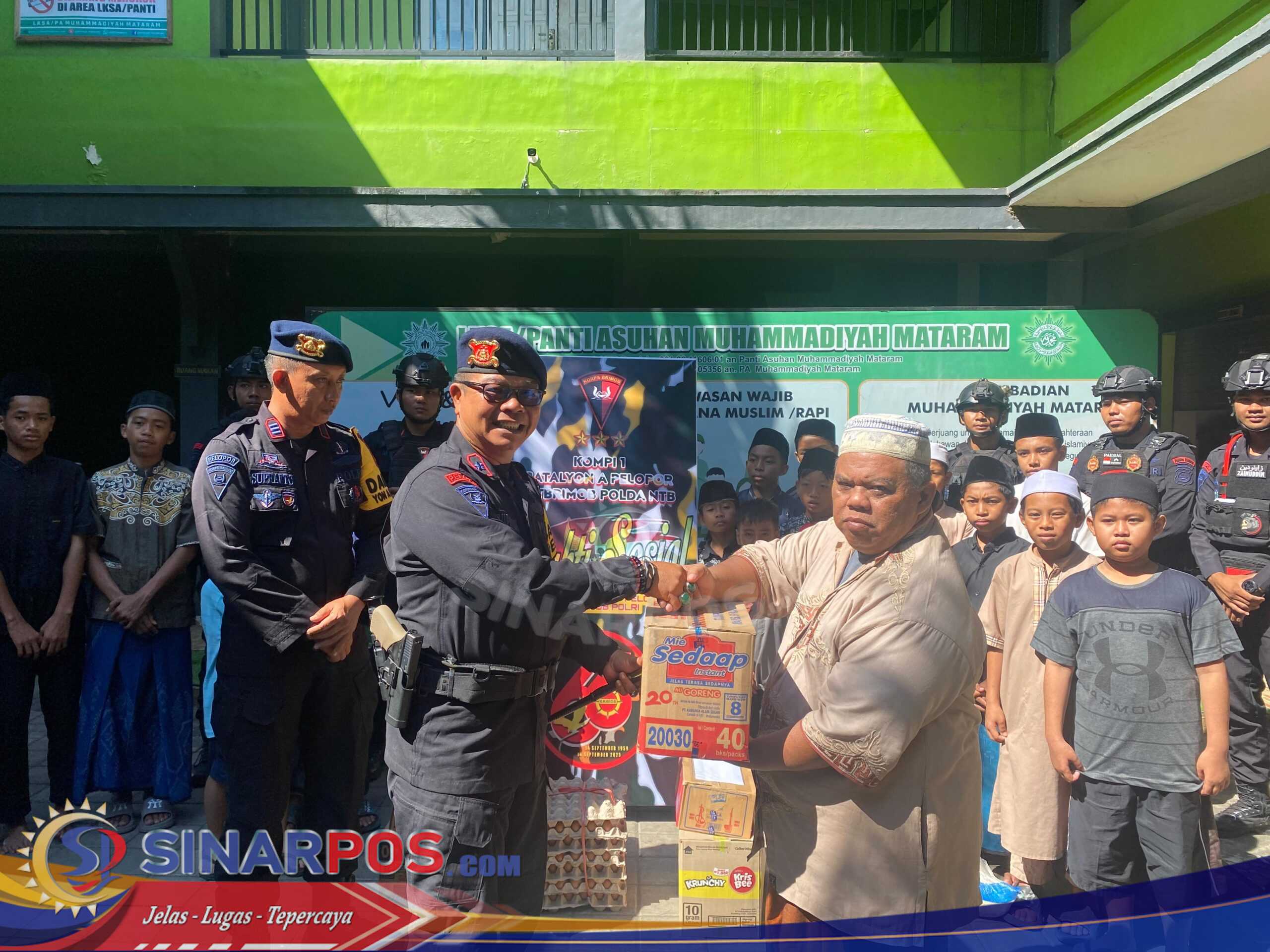 Tegaskan Jiwa Kemanusiaan, Batalyon A Pelopor Brimob NTB Beri Bantuan ke Panti Asuhan dan Warga Kurang Mampu Tegaskan Jiwa Kemanusiaan, Batalyon A Pelopor Brimob NTB Beri Bantuan ke Panti Asuhan dan Warga Kurang Mampu