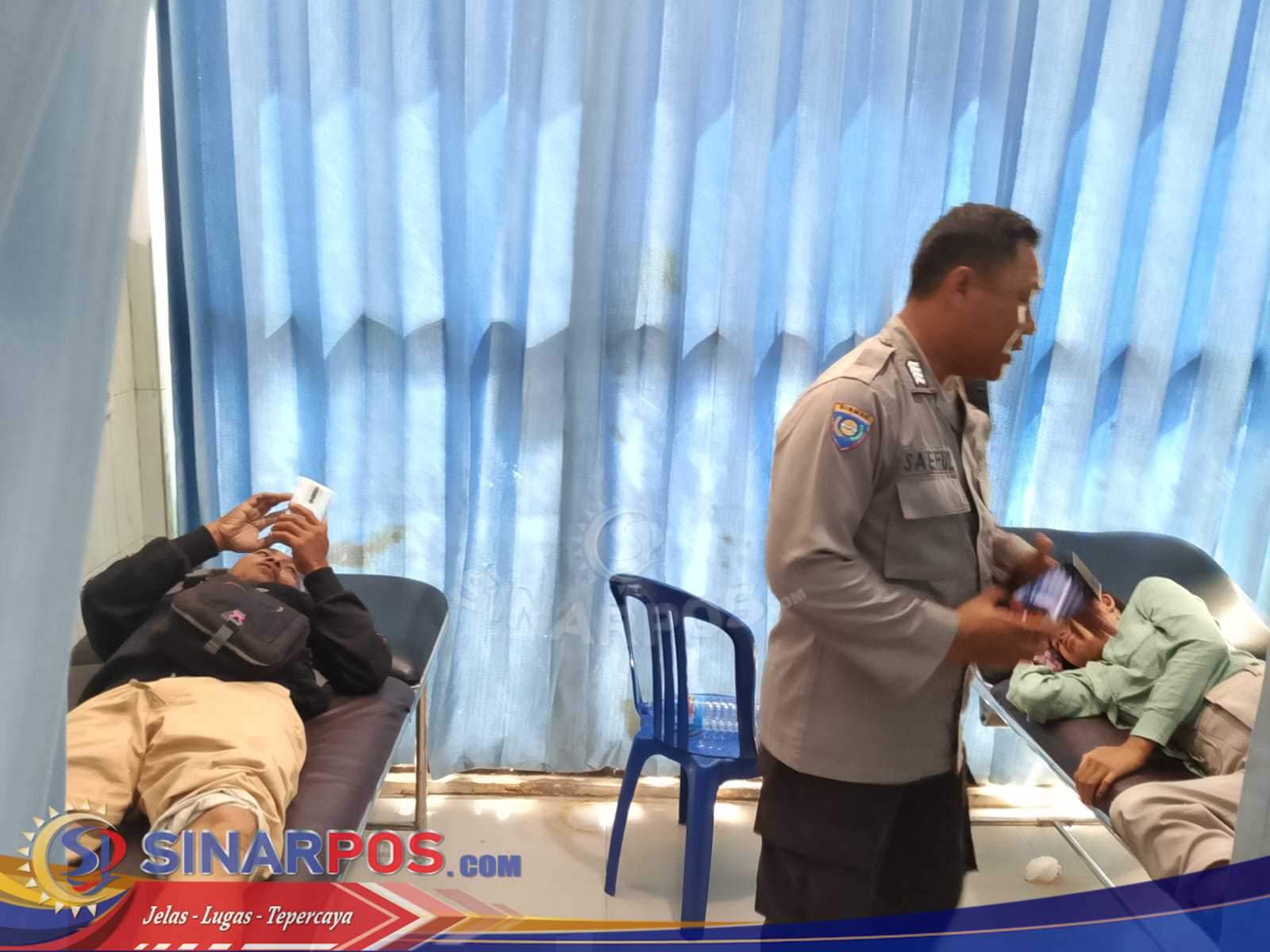 Personil Polres Lotara Evakuasi 6 Nelayan Korban Kapal Tenggelam di Perairan Lotara