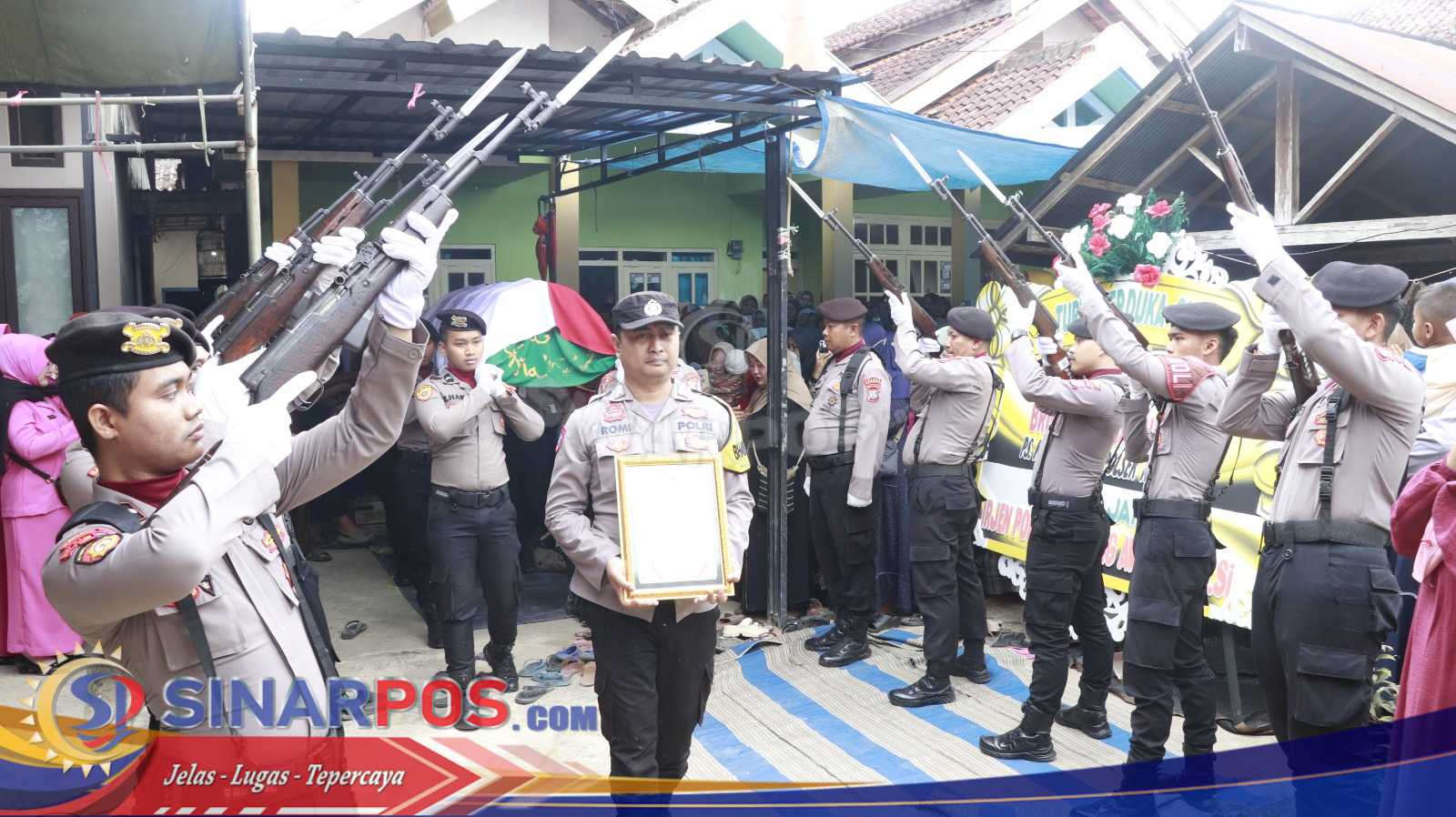 Penghormatan Terakhir Kapolres Sumenep Pimpin Upacara Pemakaman Bripka Rahmat Hidayat Penghormatan Terakhir Kapolres Sumenep Pimpin Upacara Pemakaman Bripka Rahmat Hidayat