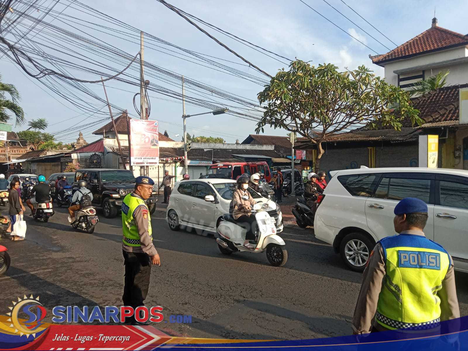 Polisi Hadir di Tengah Masyarakat, Gatur Pagi Lancarkan Aktivitas Warga Polisi Hadir di Tengah Masyarakat, Gatur Pagi Lancarkan Aktivitas Warga