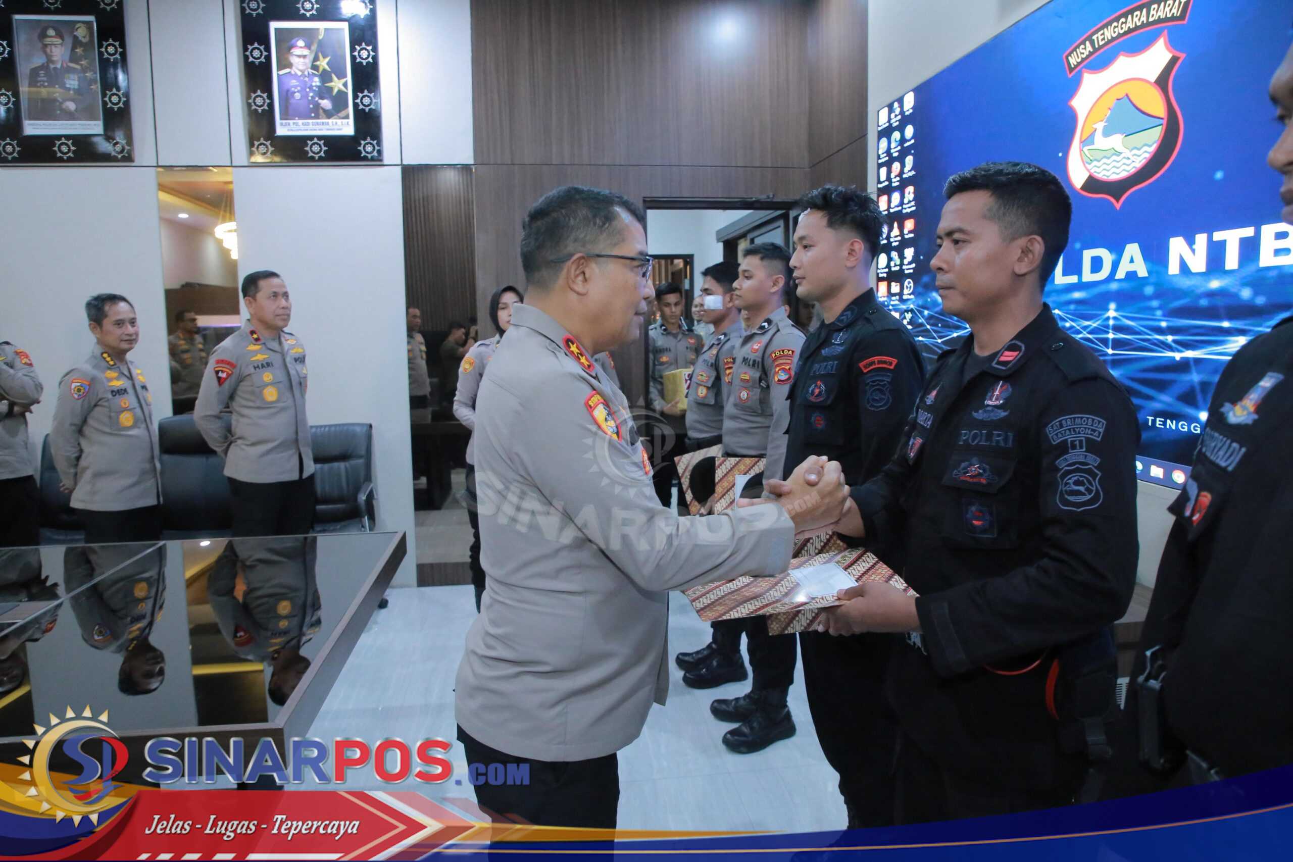 Kapolda NTB Beri Penghargaan untuk Anggota Berprestasi dan Korban Saat Unjuk Rasa