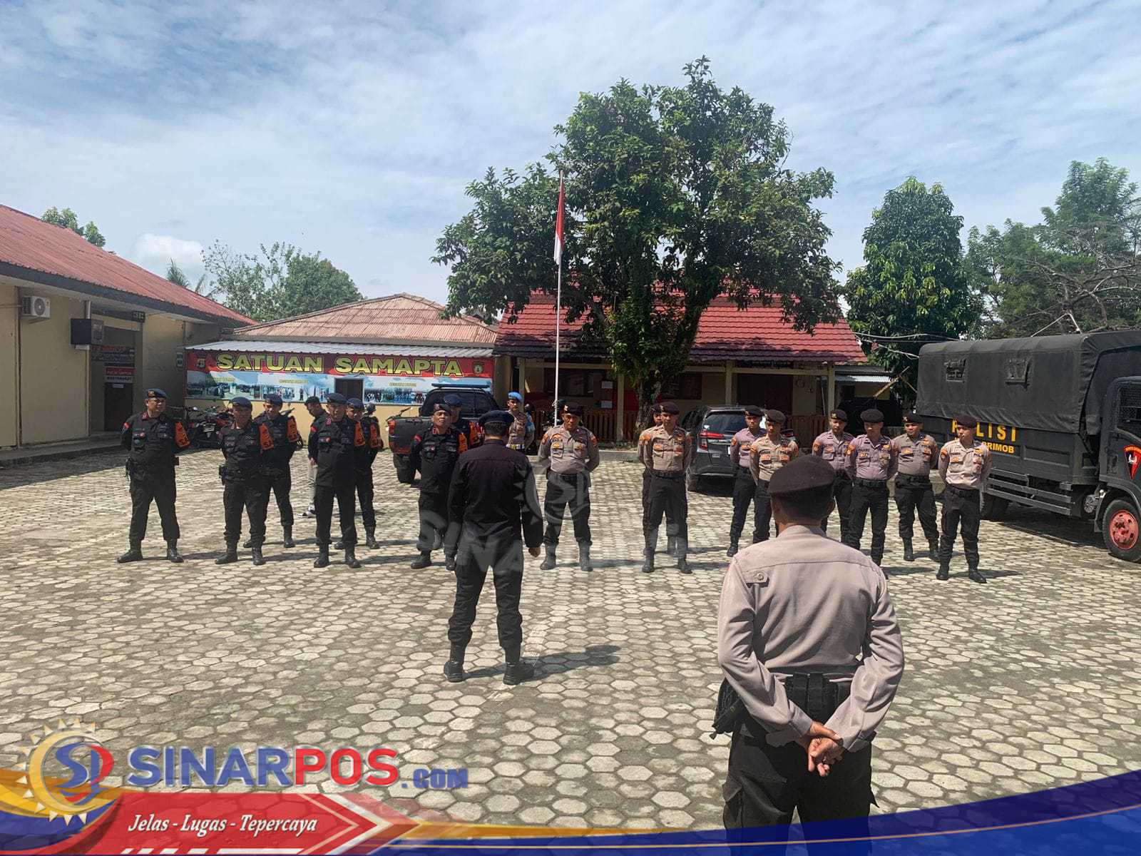 Respon Cepat Polres Pesisir Barat Tanggulangi Banjir di Kantor Pemda Pesisir Barat
