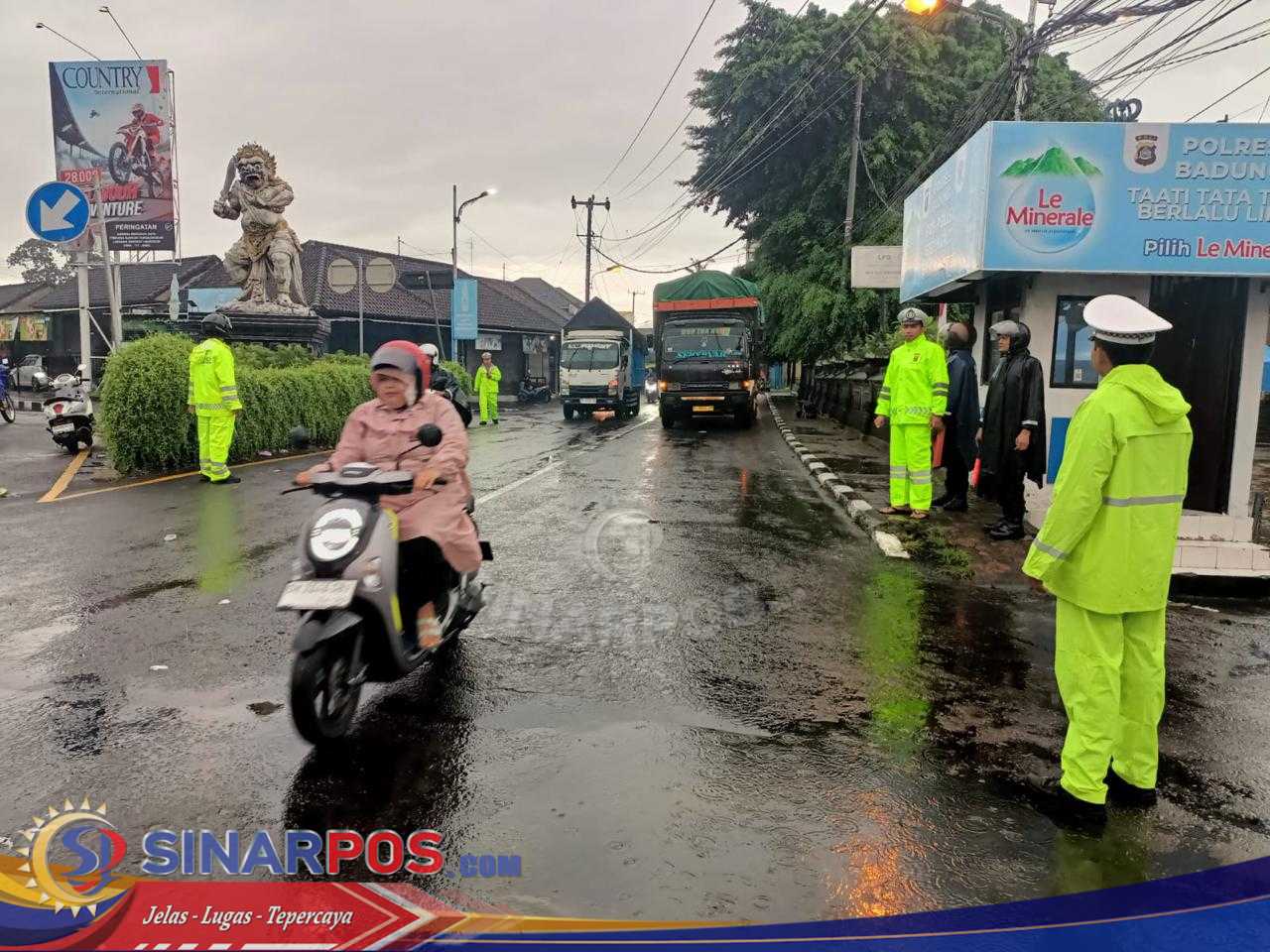 Tak Kenal Lelah, Meski Hujan Tetap Berikan Pelayanan Kepada Pengguna Jalan Tak Kenal Lelah, Meski Hujan Tetap Berikan Pelayanan Kepada Pengguna Jalan