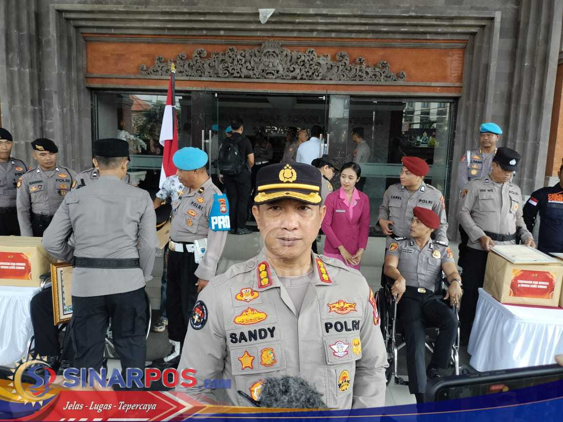 Kapolda Beri KPLB Dan Penghargaan Kepada 13 Personil Polda Bali