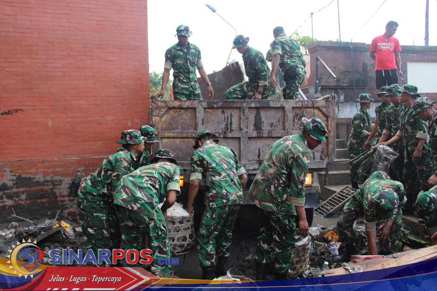 Pasca Banjir Bali, Kodam IX/Udayana Terjunkan Ratusan Prajurit Bantu Evakuasi dan Distribusi Bantuan