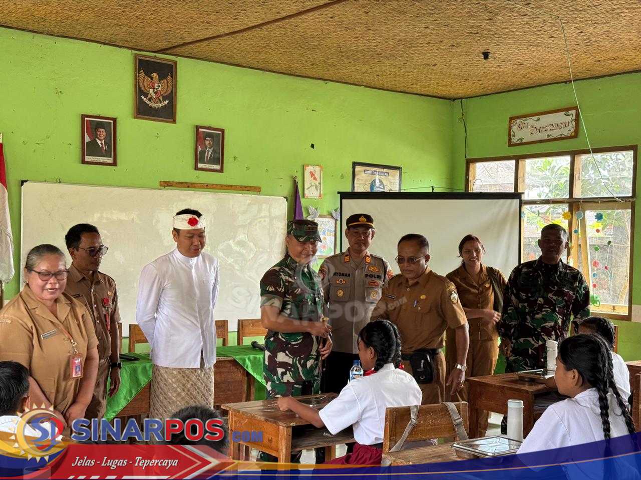 Kapolsek Susut Hadiri Penyerahan Simbolis Paket Makan Bergizi Gratis di SD N 2 Penglumbaran