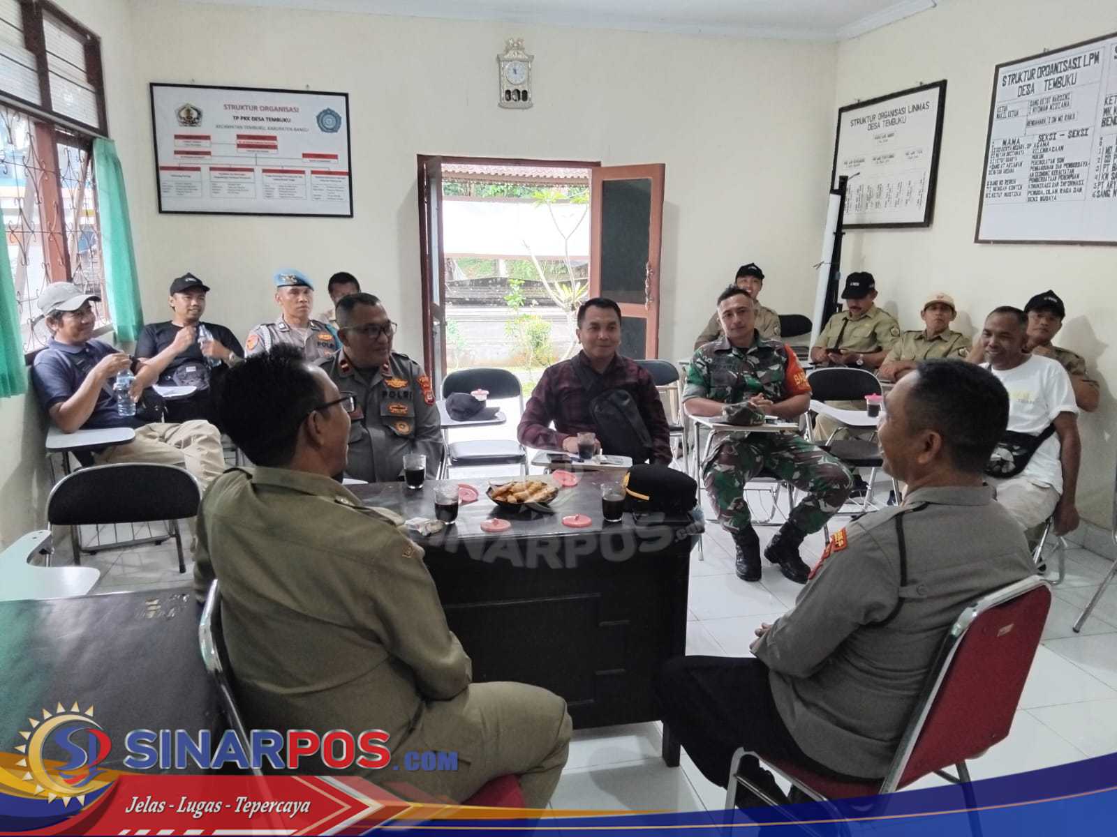 Kapolsek Tembuku Jalin Silaturahmi dengan Sambangi Mako Koramil dan Kantor Desa Tembuku Kapolsek Tembuku Jalin Silaturahmi dengan Sambangi Mako Koramil dan Kantor Desa Tembuku