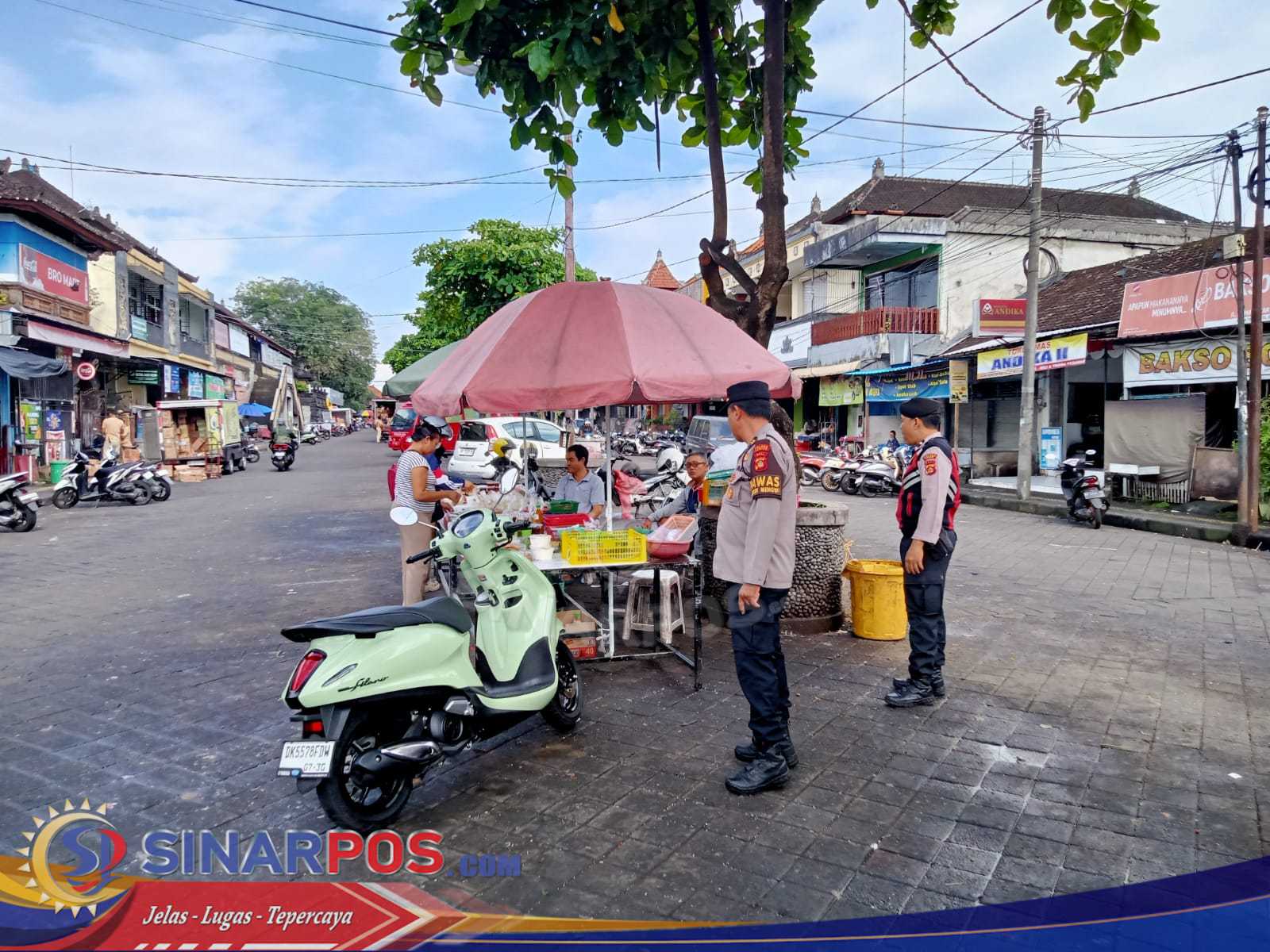 Samapta Polsek Mengwi Laksanakan Patroli Dialogis di Kawasan Pasar Tradisional
