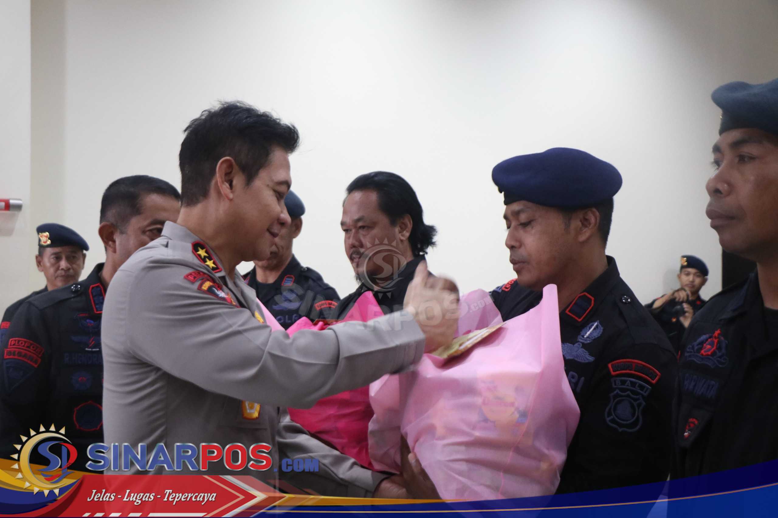 Kapolda Bali Serahkan Bantuan Sosial Kepada Personel PNPP Polri Terdampak Banjir di Mako Brimob Tohpati