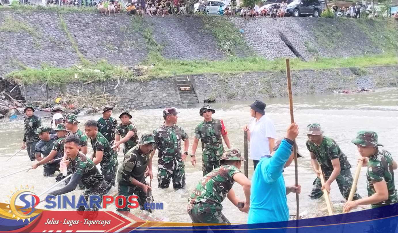 Dandim 1611/Badung Bersama Danrem 163/Wira Satya dan Wali Kota Denpasar Turun Langsung Bersihkan Sisa Sampah Pasca Banjir di Kali Taman Pancing