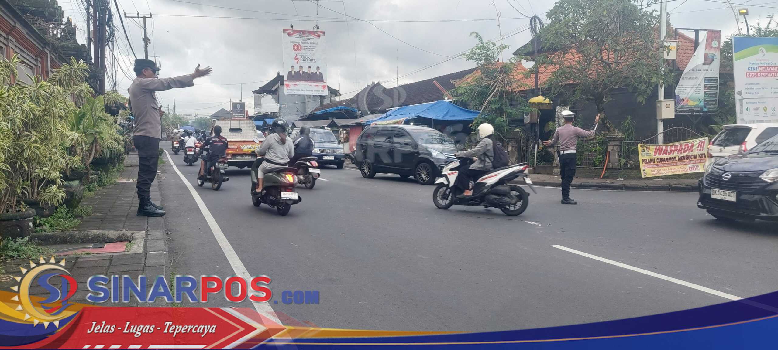 Wujudkan Kehadiran Polri, Personel Polsek Abiansemal Laksanakan Gatur Lalin Sore Hari