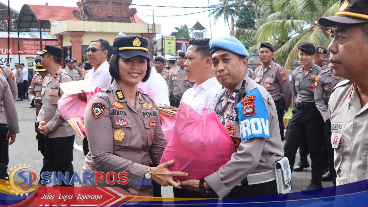 Kepedulian Tanpa Batas, Wakapolres Badung Pimpin Penyerahan Bantuan Untuk Anggota yang Terdampak Banjir