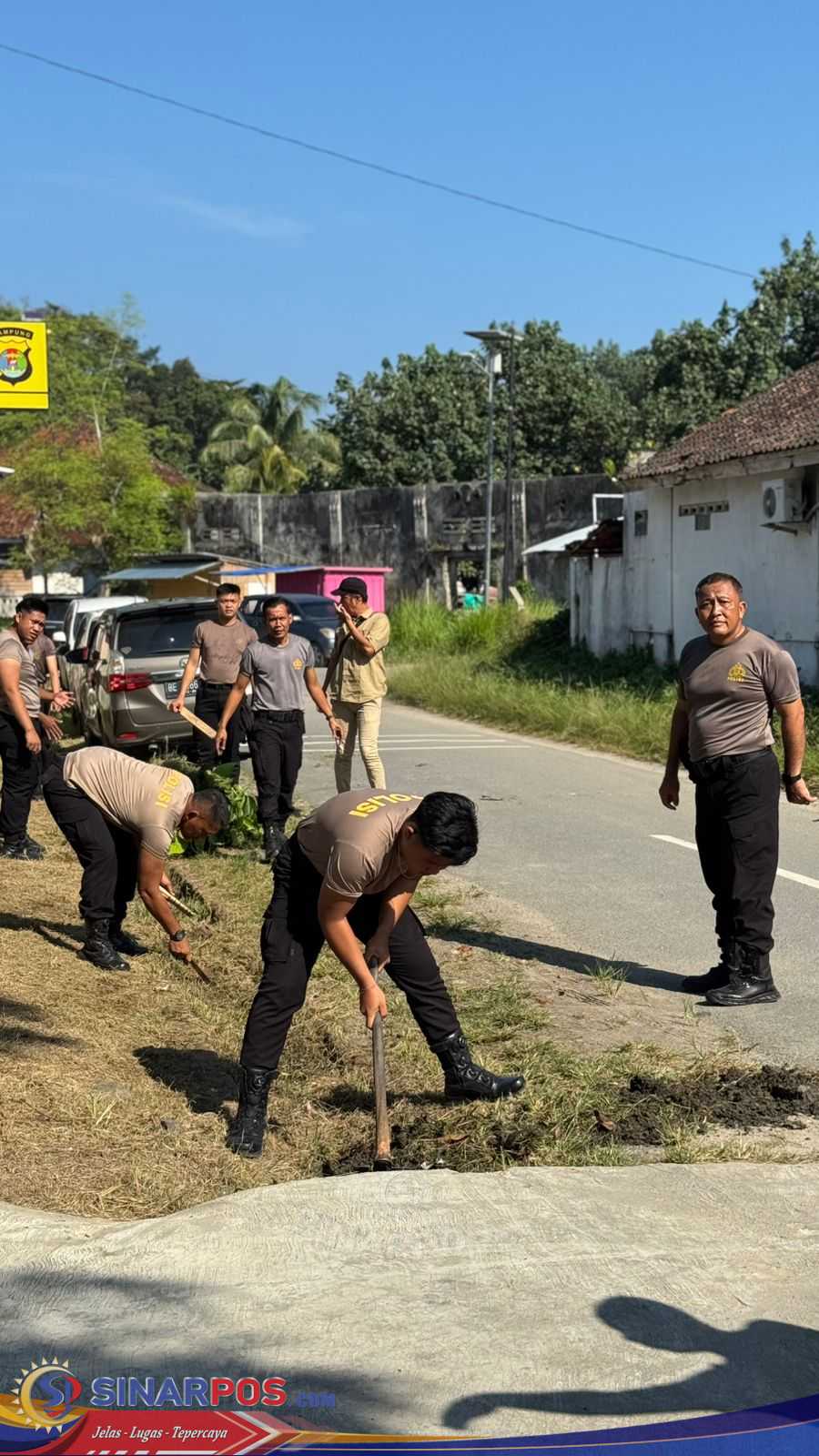 Peringati Hari Bersih Sedunia, Polres Pesisir Barat Gelar Gotong Royong di Mako