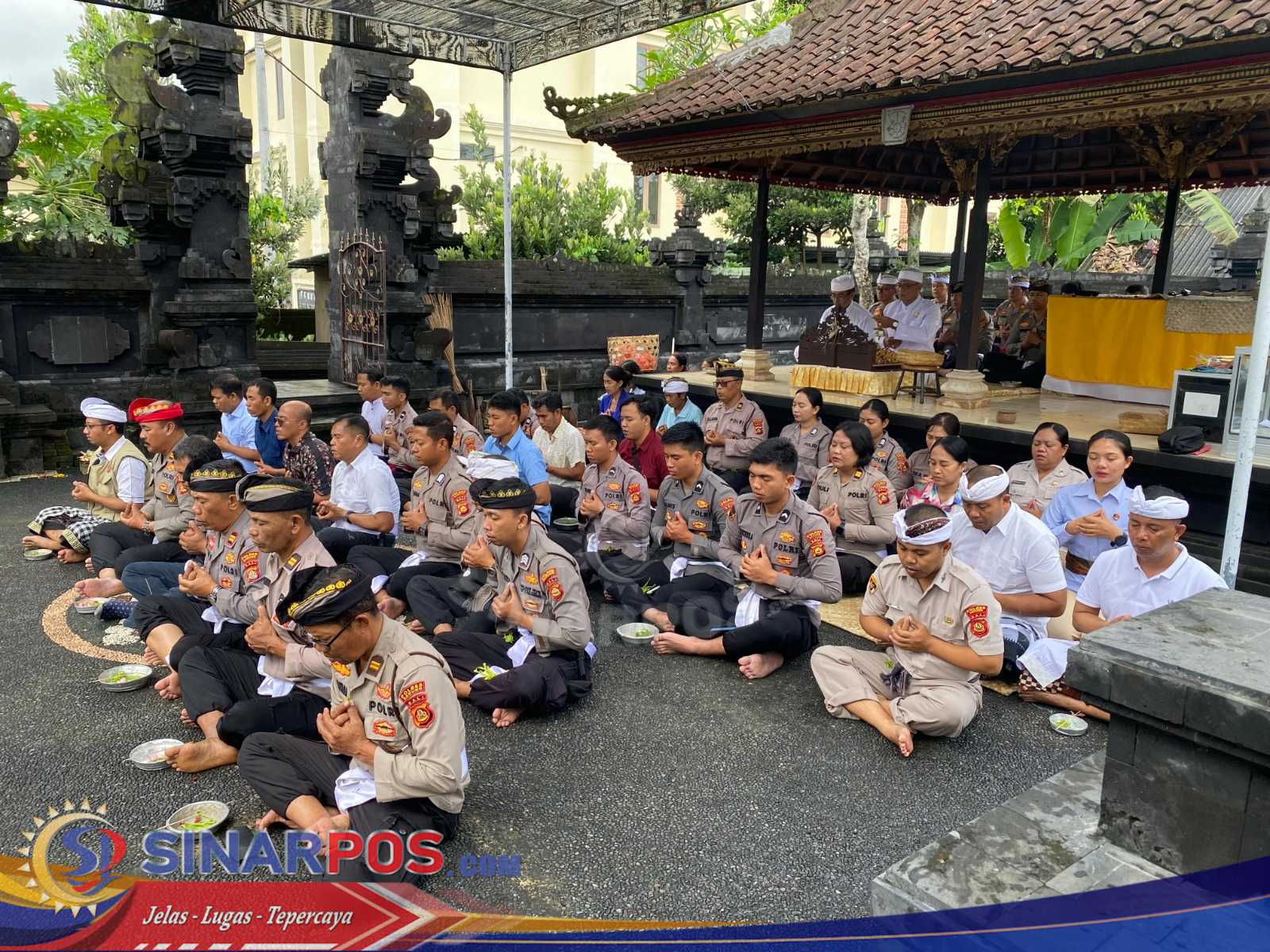 Maknai Tumpek Landep, Polres Badung Laksanakan Doa Bersama di Pura Giri Catur Loka