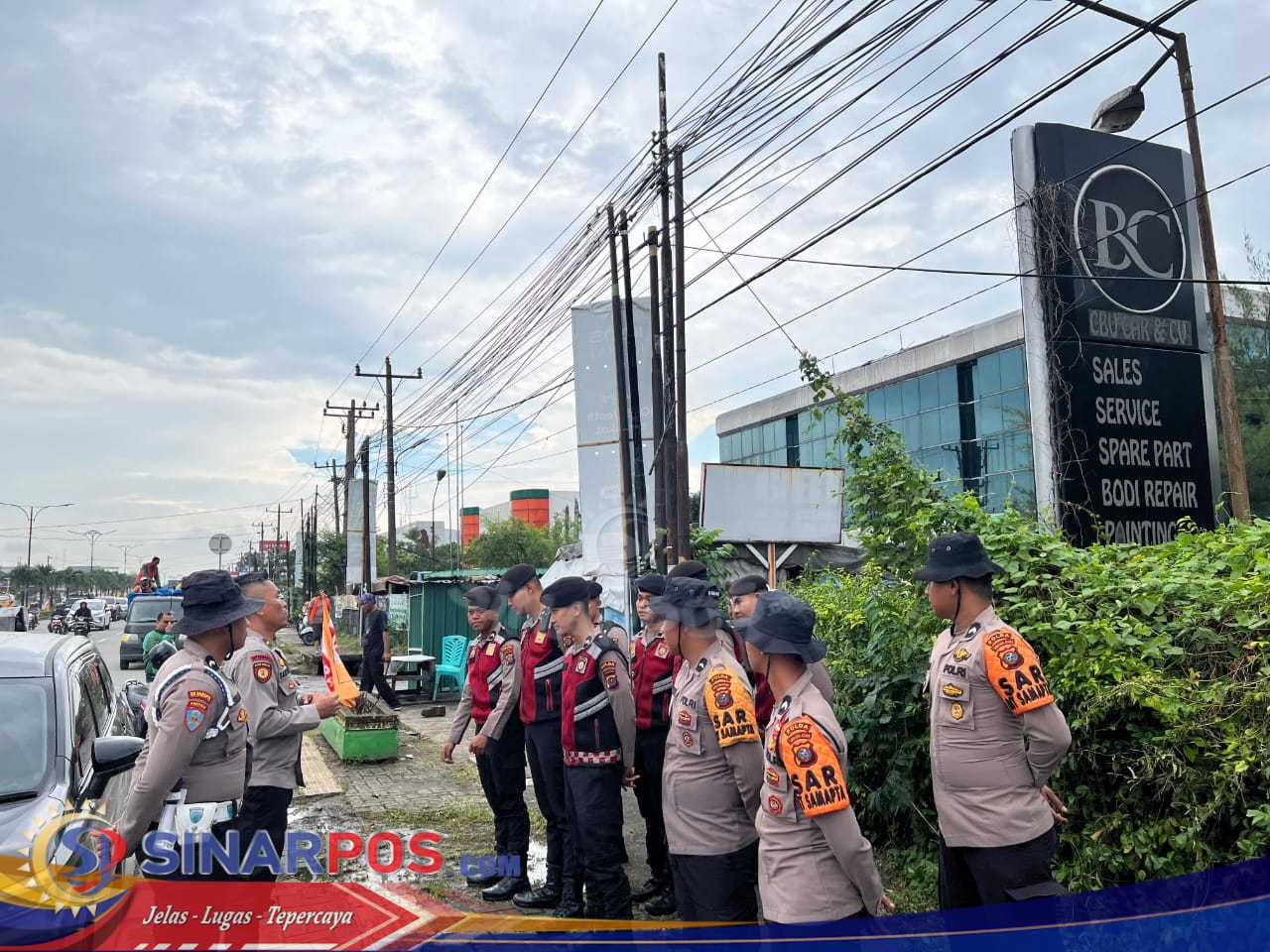 Personel Ditsamapta Polda Sumut Sigap Bantu Warga di Tengah Banjir Jalan SM Raja – Amplas Medan Personel Ditsamapta Polda Sumut Sigap Bantu Warga di Tengah Banjir Jalan SM Raja – Amplas Medan