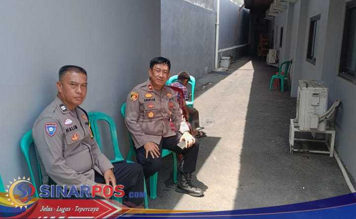 Kapolsek Klari Bersama Personil Lakukan Pengamanan Ibadah Minggu