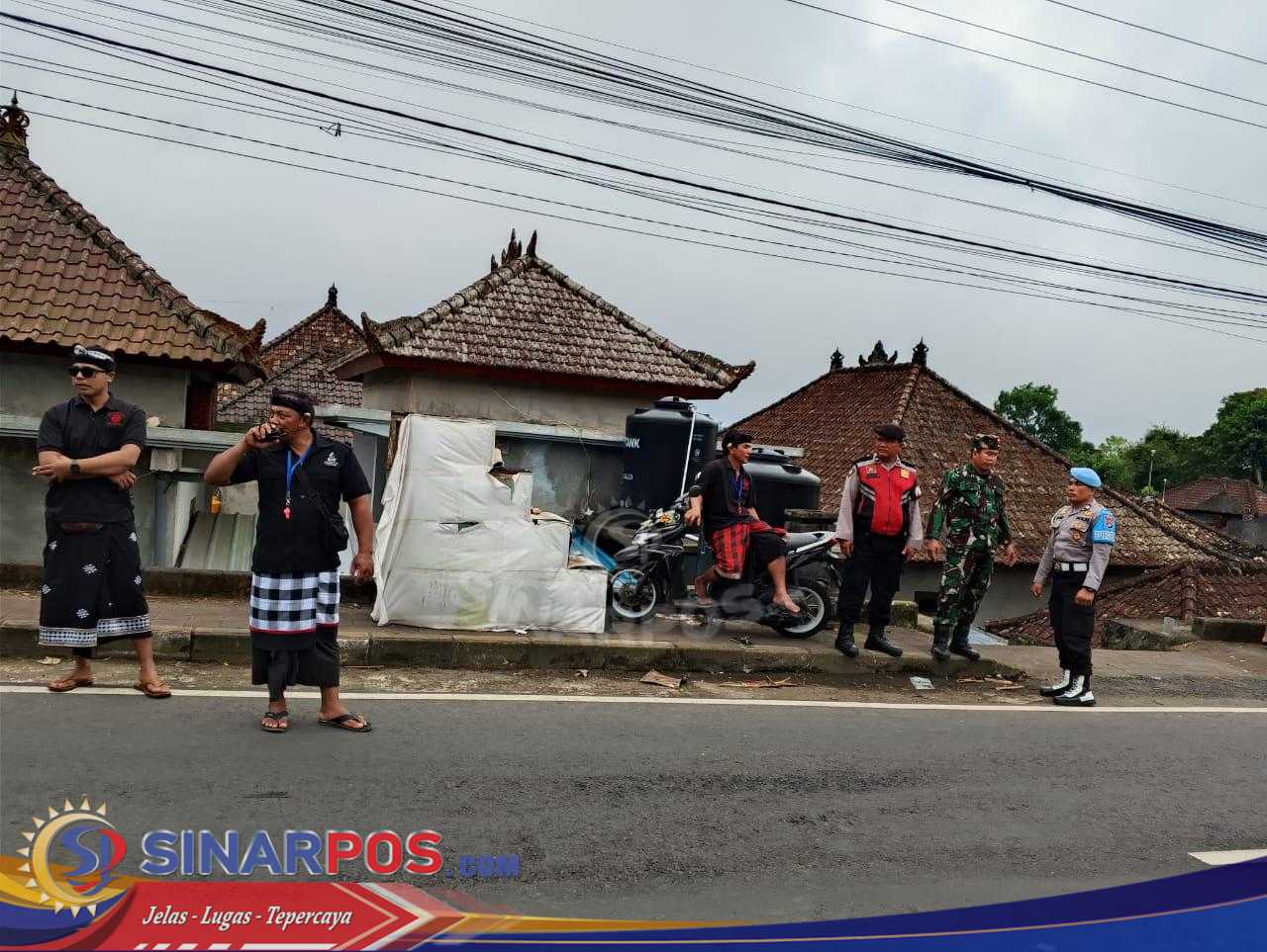 Patroli Tiga Pilar Kawal Upacara Adat di Desa Pelaga Patroli Tiga Pilar Kawal Upacara Adat di Desa Pelaga