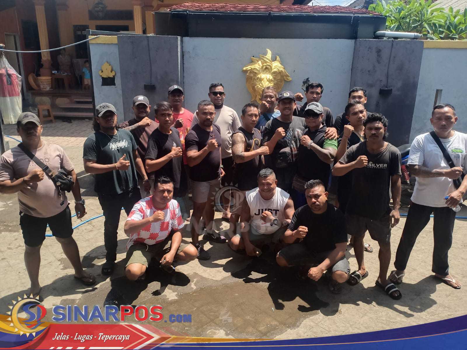 Ketua Paguyuban Keluarga NTT Bersatu Bali Turun Langsung Bersihkan Sisa Sampah Pasca Banjir di Tegal Puri Pemecutan