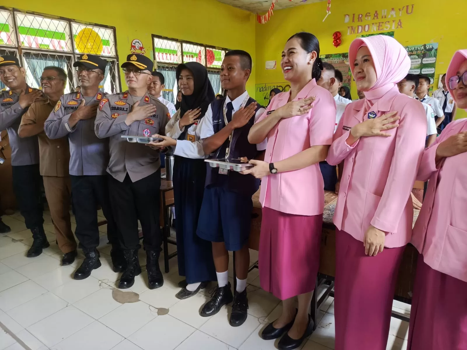 Polres Lubuk Linggau dan Bhayangkari Launching Perdana Program Makanan Bergizi untuk Siswa SMP Polres Lubuk Linggau dan Bhayangkari Launching Perdana Program Makanan Bergizi untuk Siswa SMP
