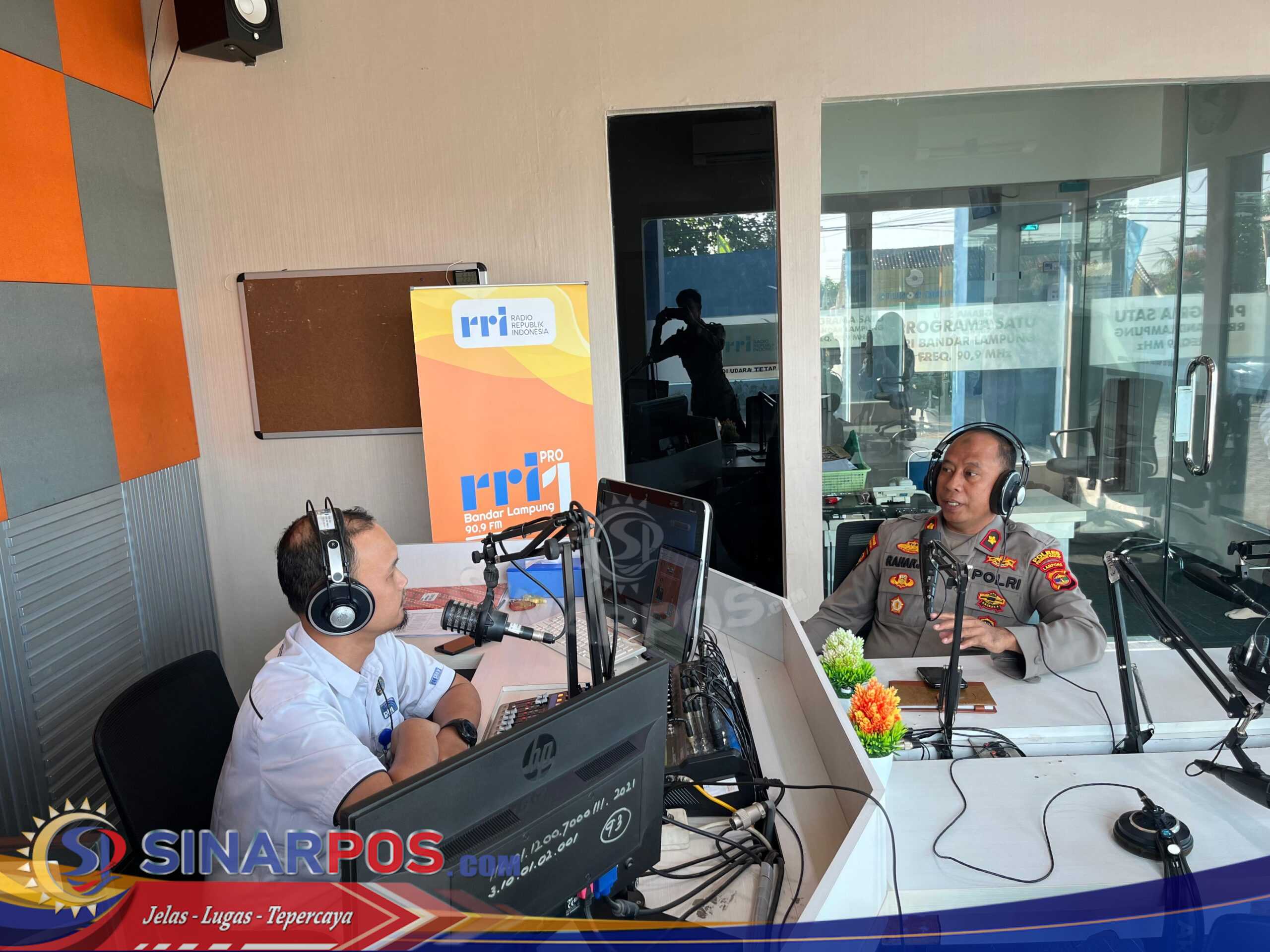Polres Pesisir Barat Gelar Dialog Interaktif, Bahas Peran Polri dalam Meningkatkan Kepercayaan Masyarakat Polres Pesisir Barat Gelar Dialog Interaktif, Bahas Peran Polri dalam Meningkatkan Kepercayaan Masyarakat