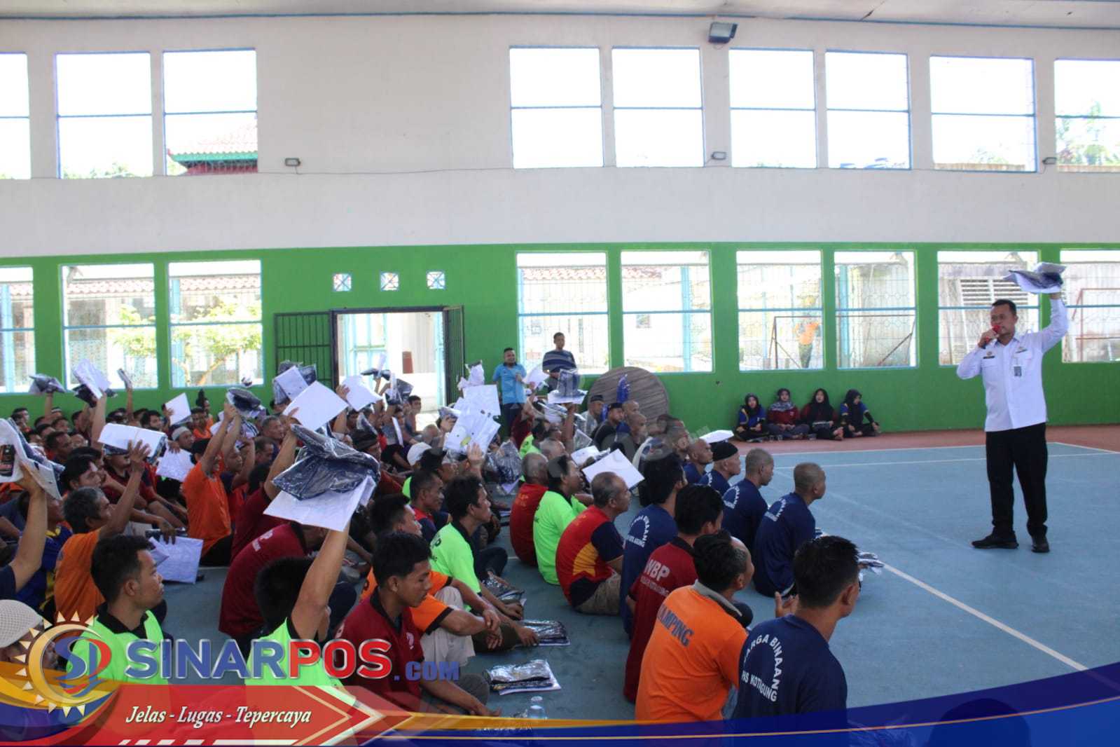 Lapas Kotaagung Tampung Aspirasi Warga Binaan sekaligus Bagikan Pakaian Baru Lapas Kotaagung Tampung Aspirasi Warga Binaan sekaligus Bagikan Pakaian Baru