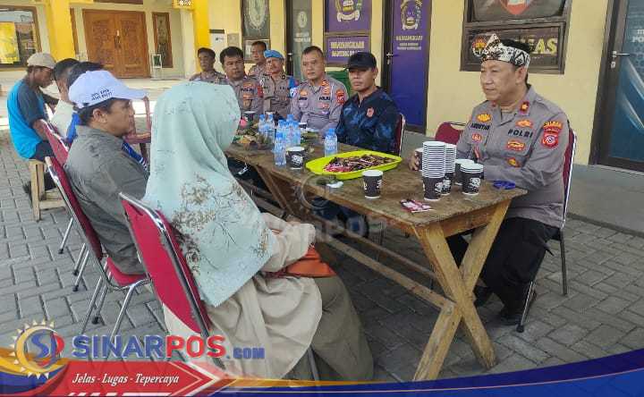 Jalin Komunikasi, Kapolsek Klari Menggelar Jumat Curhat Bersama Warga Desa Duren
