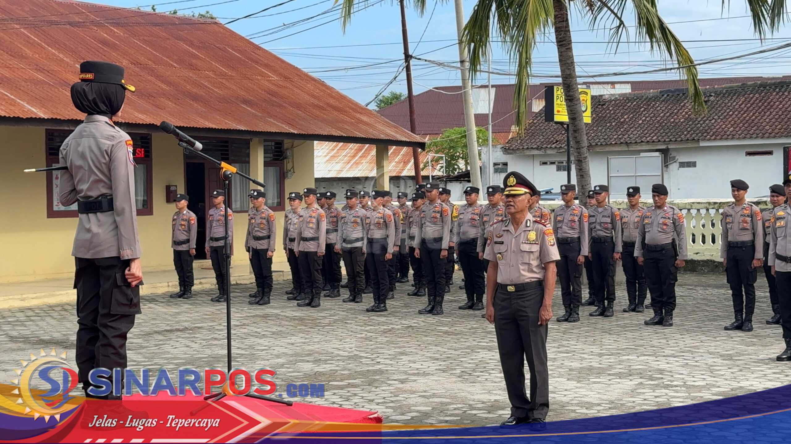 Kapolres Pimpin Upacara Kenaikan Pangkat Pengabdian Kepada Anggota Polres Pesisir Barat
