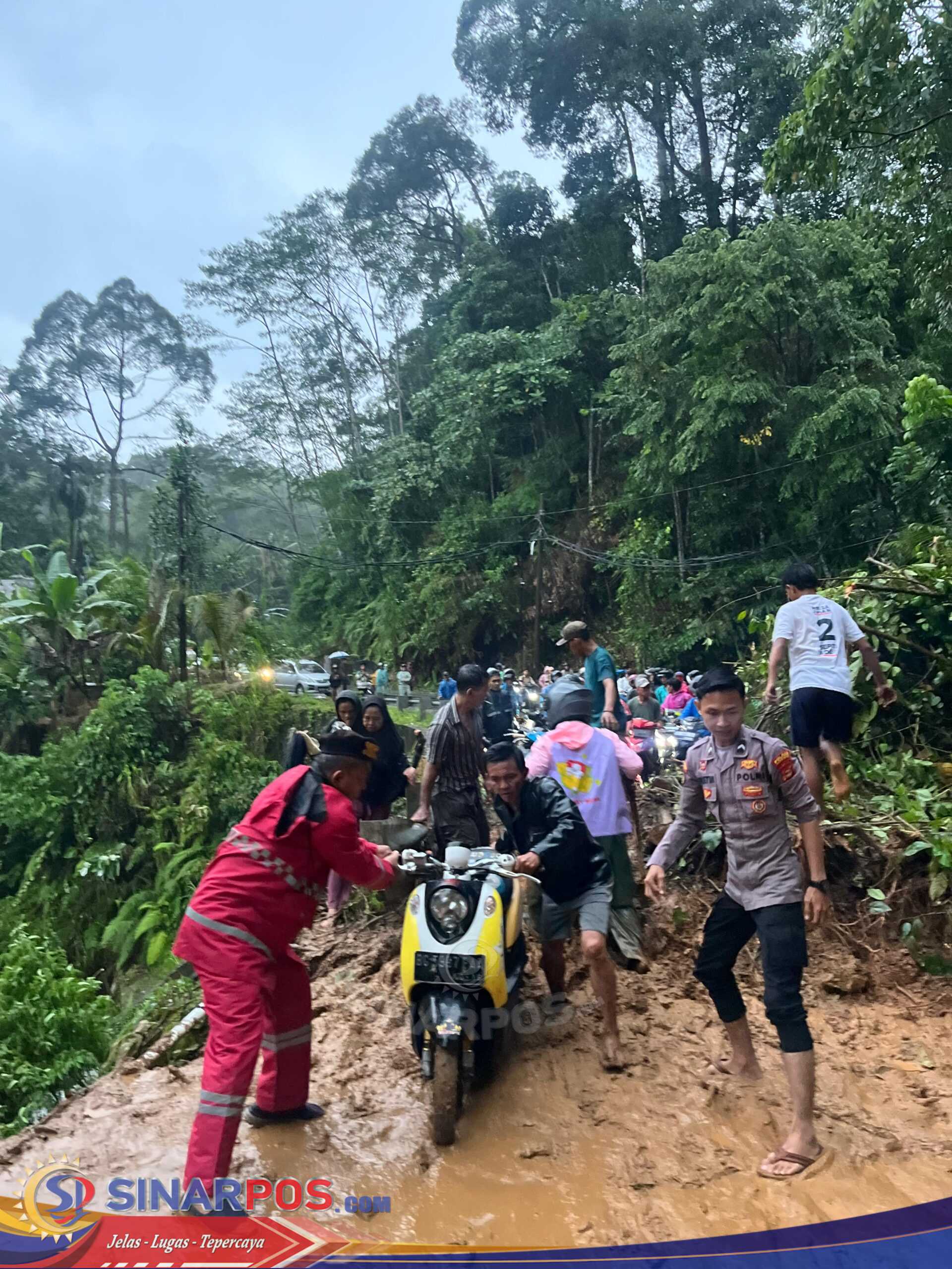 Sat Samapta Polres Pesisir Barat Gerak Cepat Datangi Lokasi Tanah Longsor di Jalur Krui–Liwa