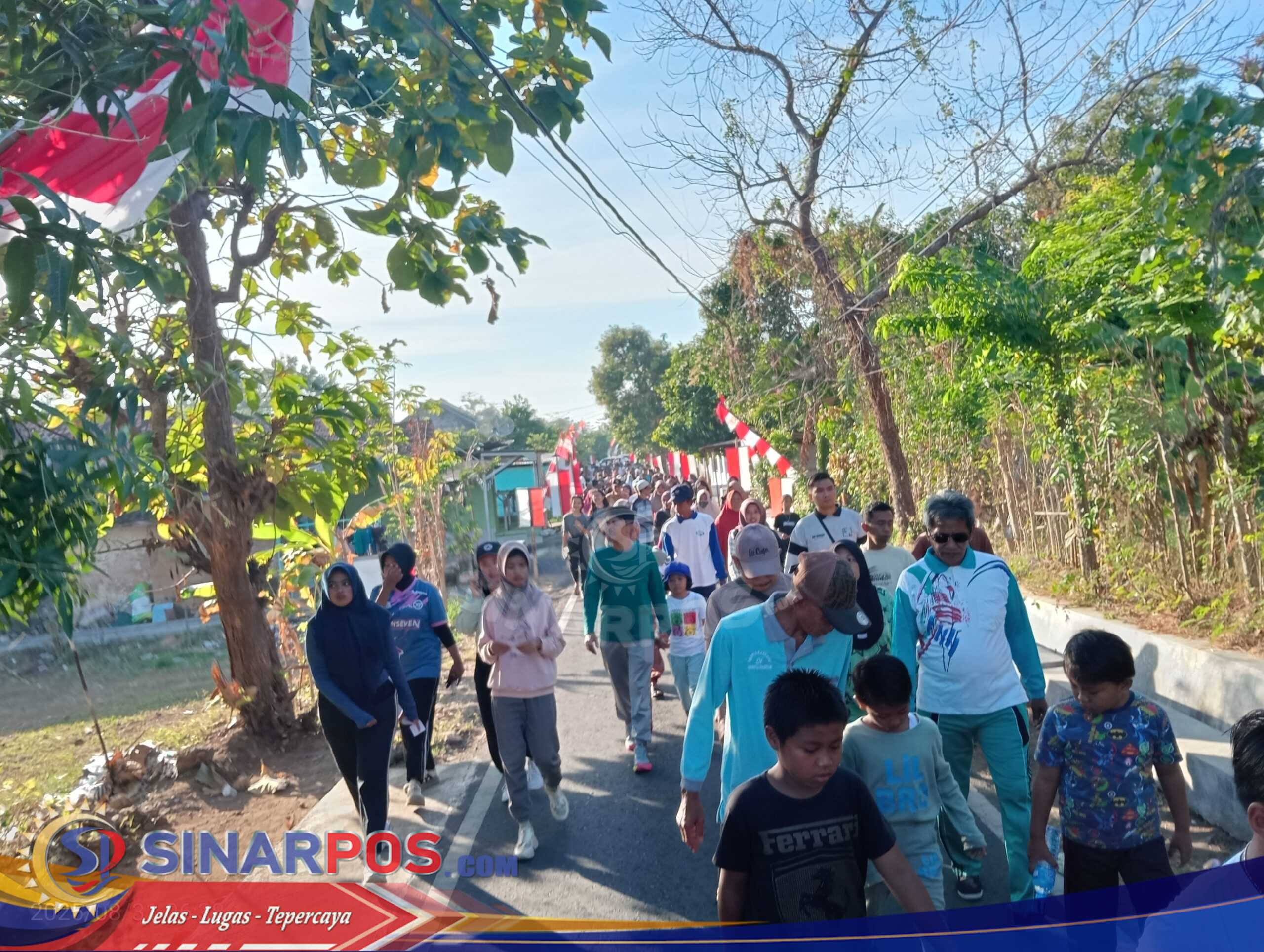Ribuan Warga Desa Kalianget Barat – Kecamatan Kalianget Banjiri Jalan