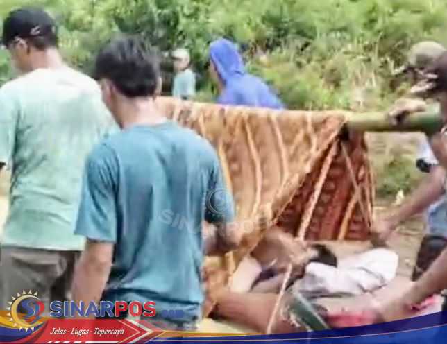 Warga Pekon Bandar Dalam Way Haru Penuh Perjuangan Membawa Pasien Sakit ke Puskesmas Bangkunat
