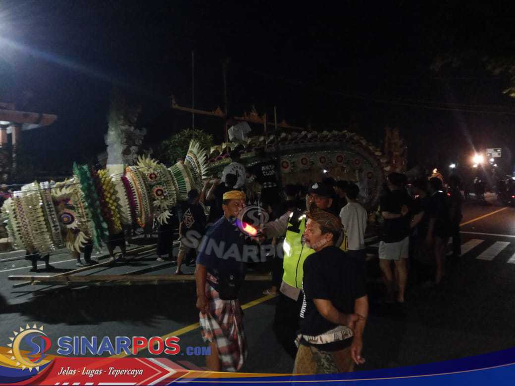 Polsek Mengwi Lakukan Pengamanan Pemasangan Penjor Dalam Rangka Lomba Penjor di Depan Pura Desa Adat Kapal