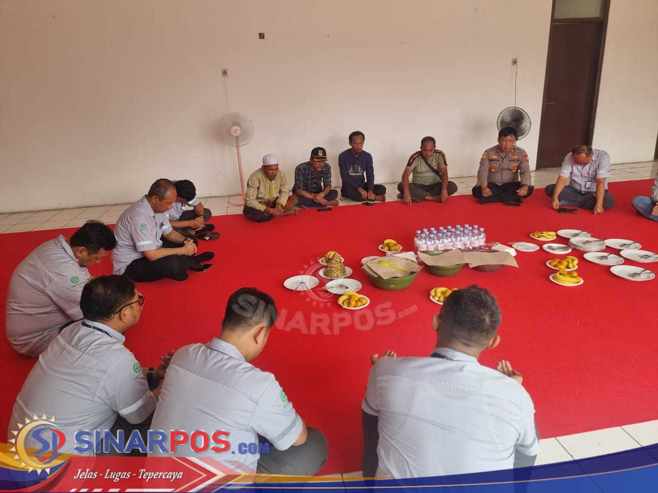 Gelar Jumat Curhat, Kapolsek Klari Menerima dan Menampung Langsung Aspirasi dan Usulan Keluhan Warga
