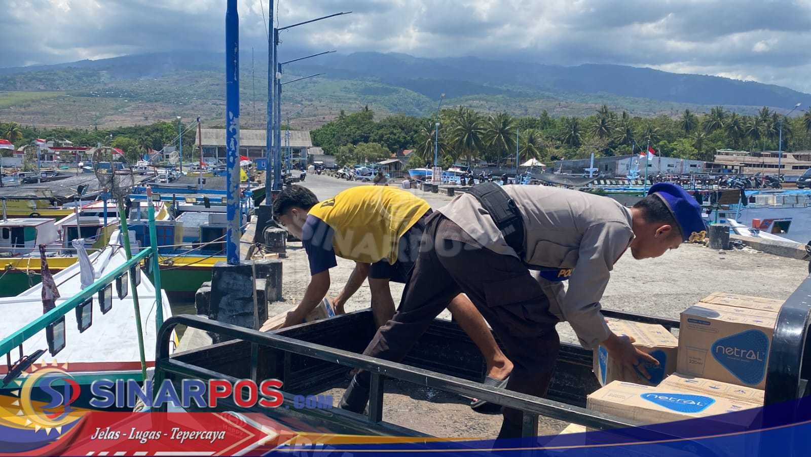 Ditpolairud Polda NTB Laksanakan Program Polisi Penolong di Lombok Timur, Bantu Ringankan Beban Nelayan.