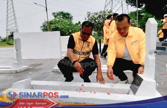 Peringati HUT ke-61, Golkar Karawang Gelar Ziarah dan Tabur Bunga di TMP Pancawati