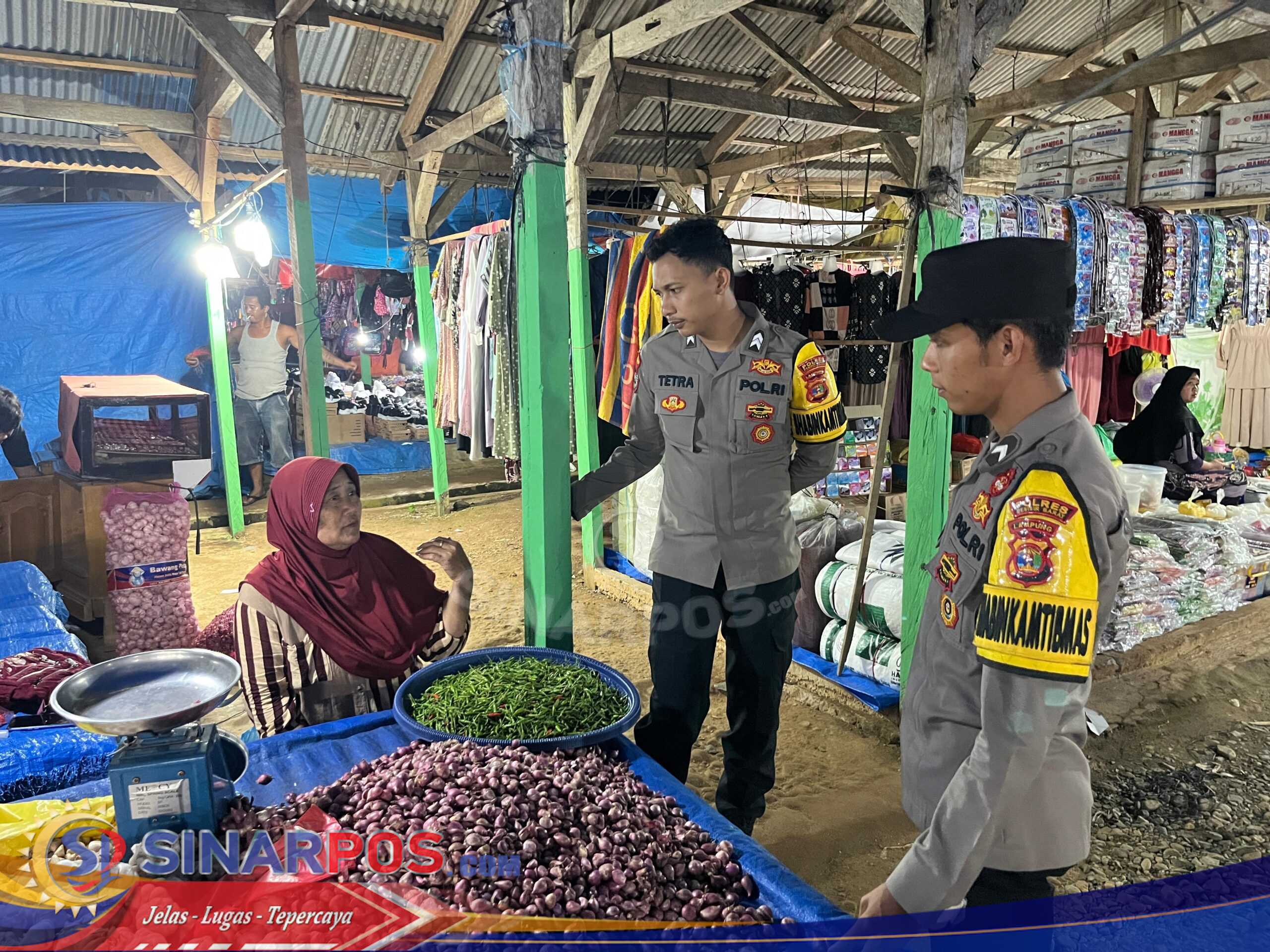 Patroli Rutin Bhabinkamtibmas Ajak Masyarakat Jaga Kamtibmas