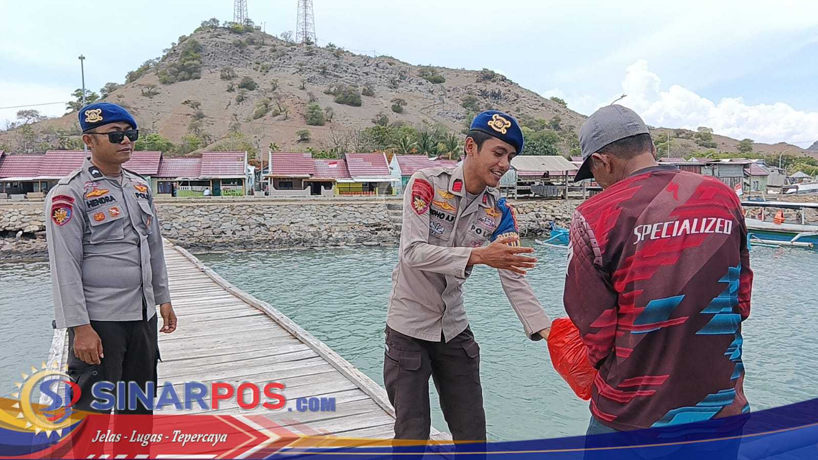 Ditpolairud Polda NTB Salurkan Bansos ke Pulau Lombok dan Sumbawa Ditpolairud Polda NTB Salurkan Bansos ke Pulau Lombok dan Sumbawa
