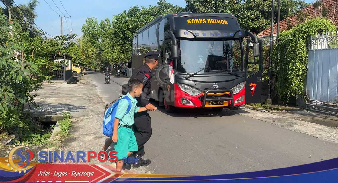 Brimob NTB Luncurkan Bus Sekolah Gratis Brimob NTB Luncurkan Bus Sekolah Gratis