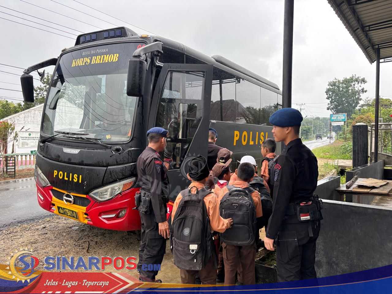 Wujud Kepedulian Polri! Brimob Polda Sumut Antar Jemput Anak Sekolah di Tapanuli Selatan