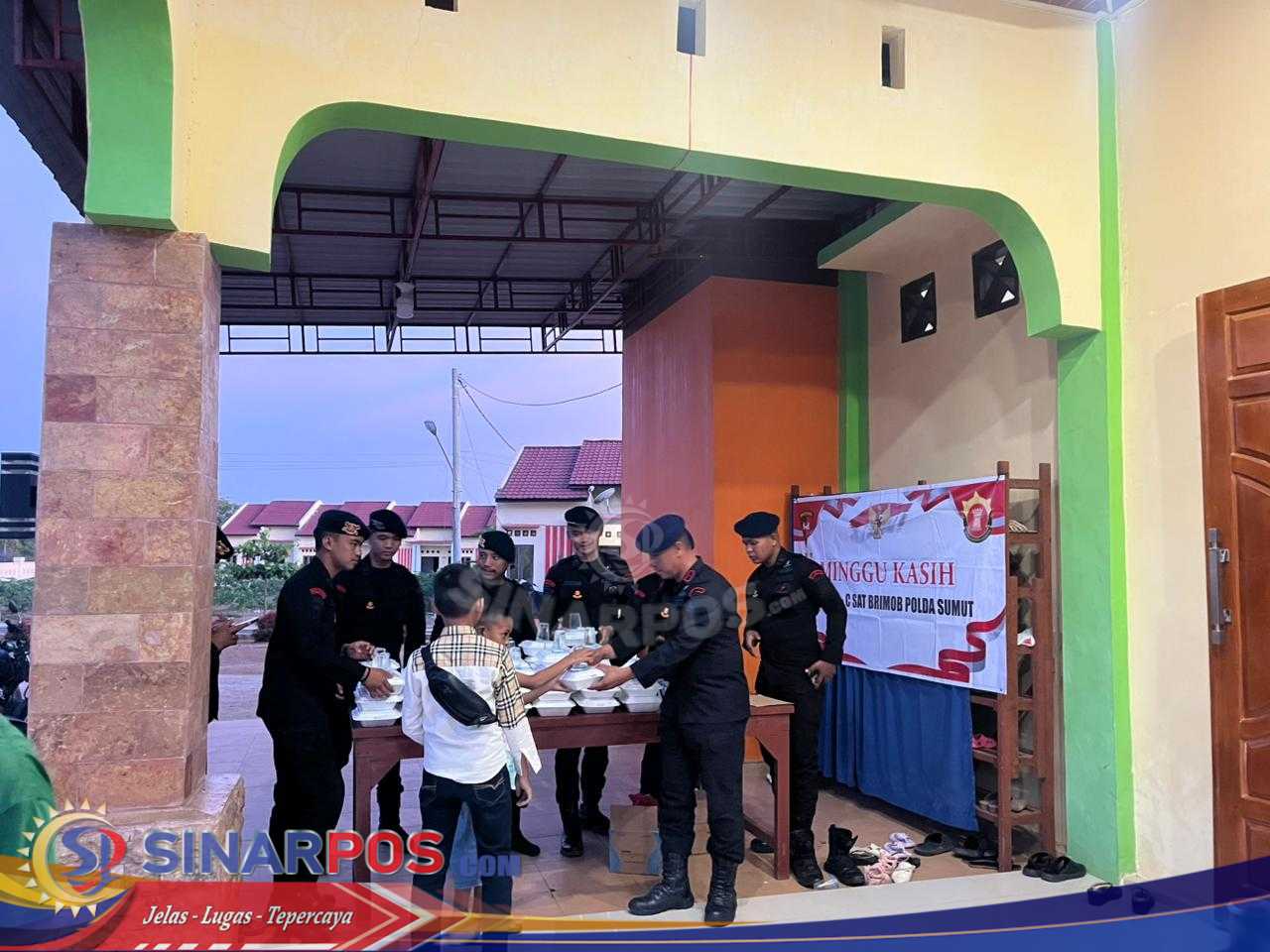 Wujud Kasih dan Kepedulian! Brimob Batalyon C Pelopor Polda Sumut Bagikan Makanan Gratis di Gereja Oikumene