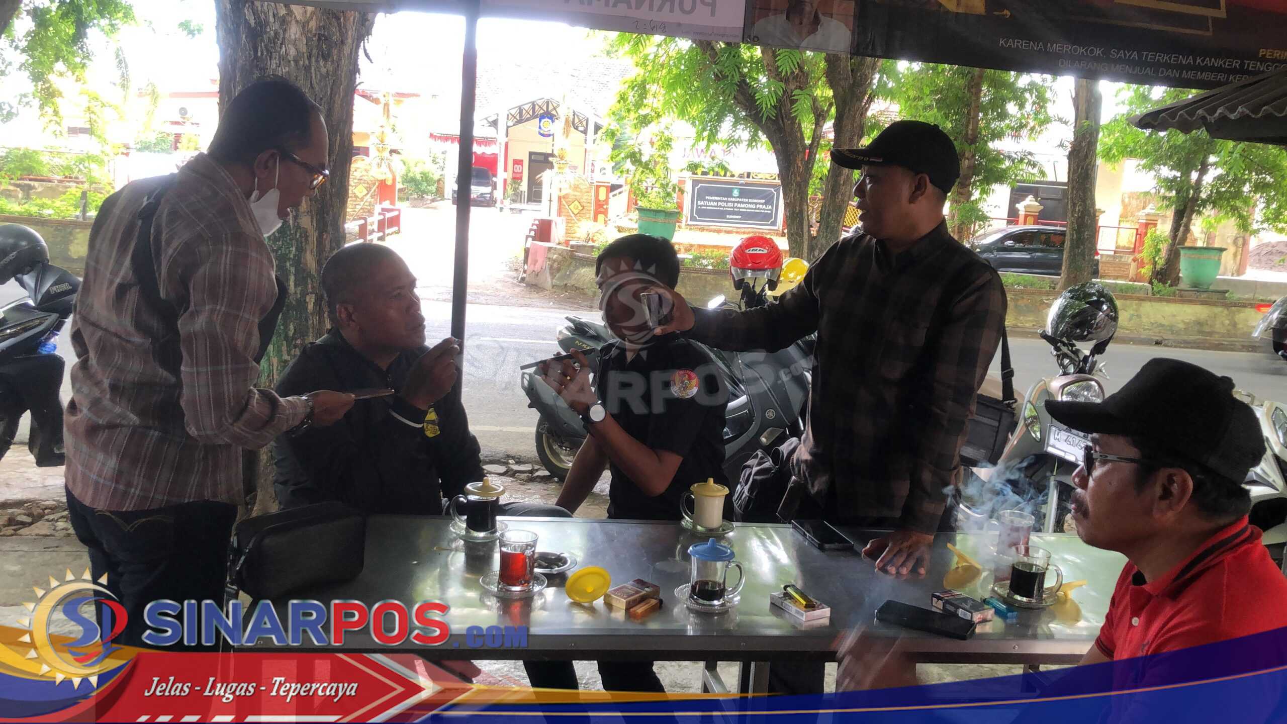 Jalan Raya Trunojoyo Macet Total, Masyarakat Pengguna Jalan Dirugikan