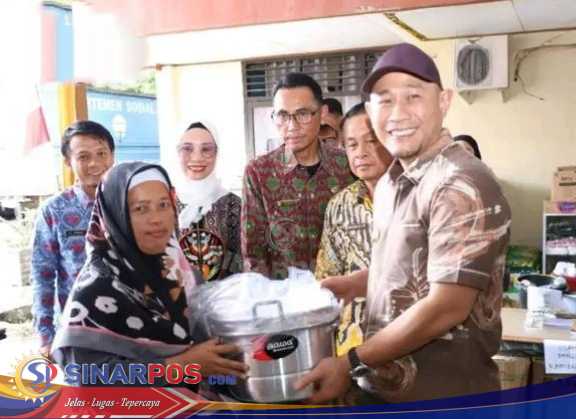 Wali Kota Lubuk Linggau Serahkan 100 Paket Bantuan Usaha Ekonomi Produktif dari Dinas Sosial Provinsi Sumsel