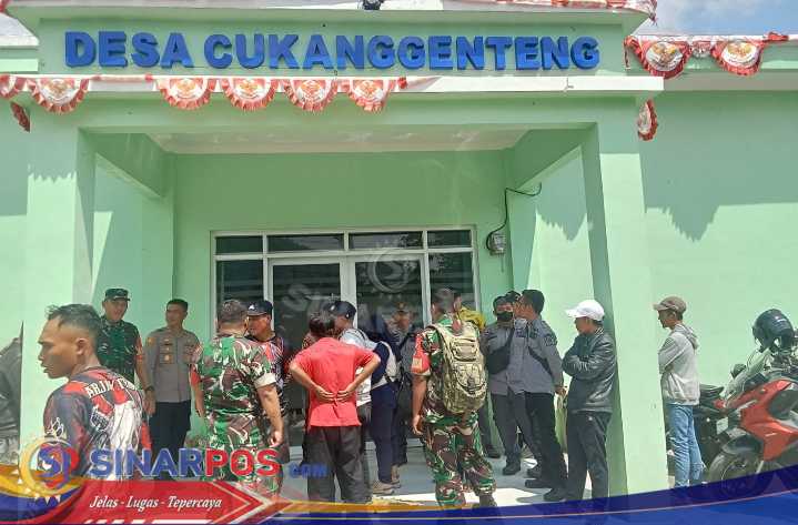 Ketegangan Memuncak di Desa Cukanggenteng, Camat Turun Tangan Redam Aksi Warga