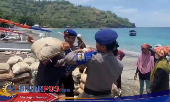 Polairud Polda NTB Turun Tangan Bantu Angkut Bahan Bangunan untuk Warga Pesisir Lombok Utara Polairud Polda NTB Turun Tangan Bantu Angkut Bahan Bangunan untuk Warga Pesisir Lombok Utara