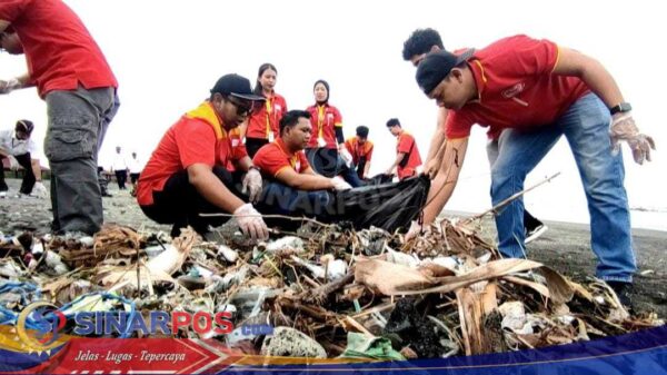 Aksi Nyata Alfamart di Mataram: Bersih Pantai Loang Balok dan Tanam Pohon Kurangi Sampah Plastik