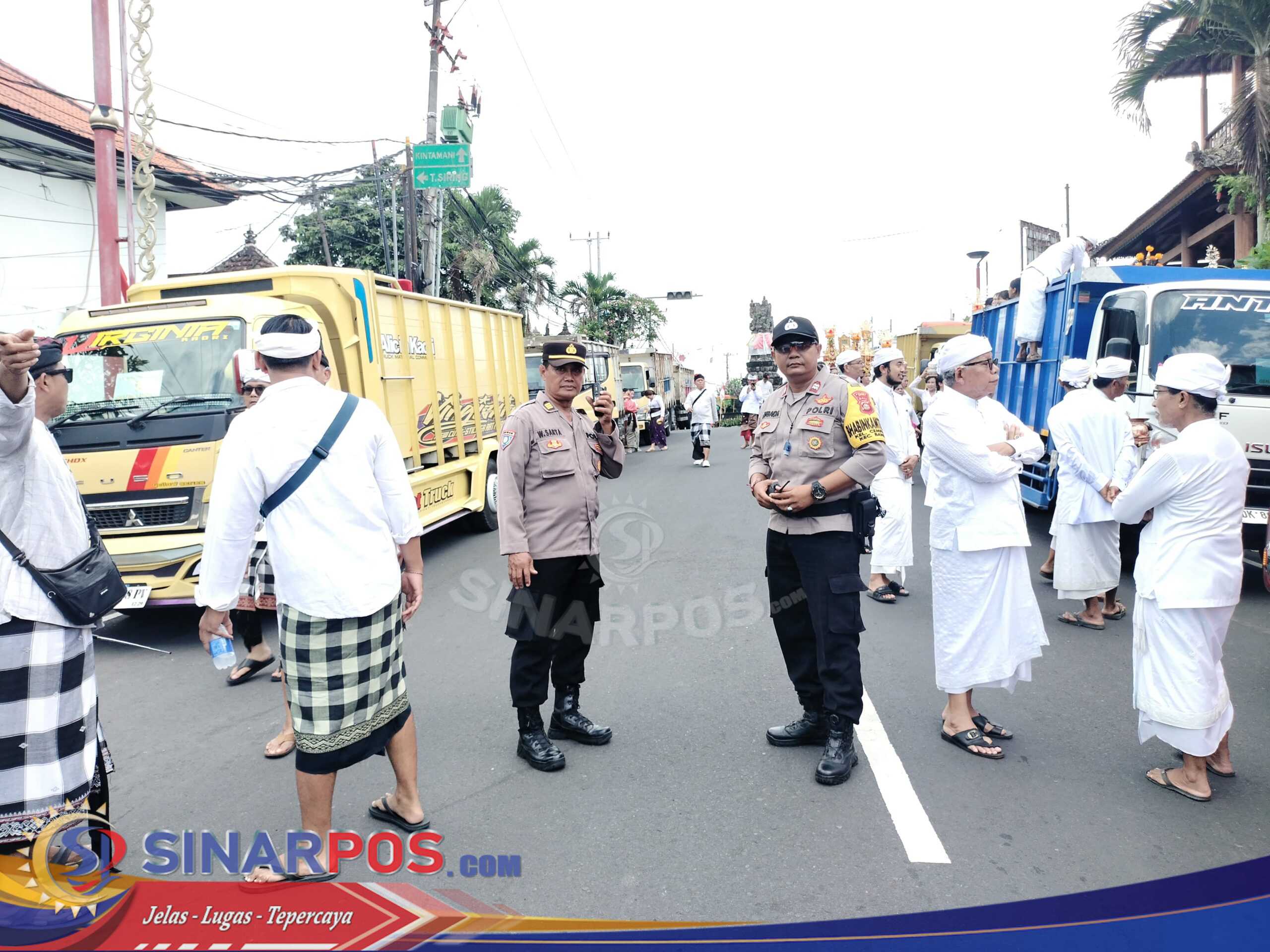 Bhabinkamtibmas Sinergi dengan Pecalang Mengamankan Kegiatan Keagamaan di Lingkungan Br Pande