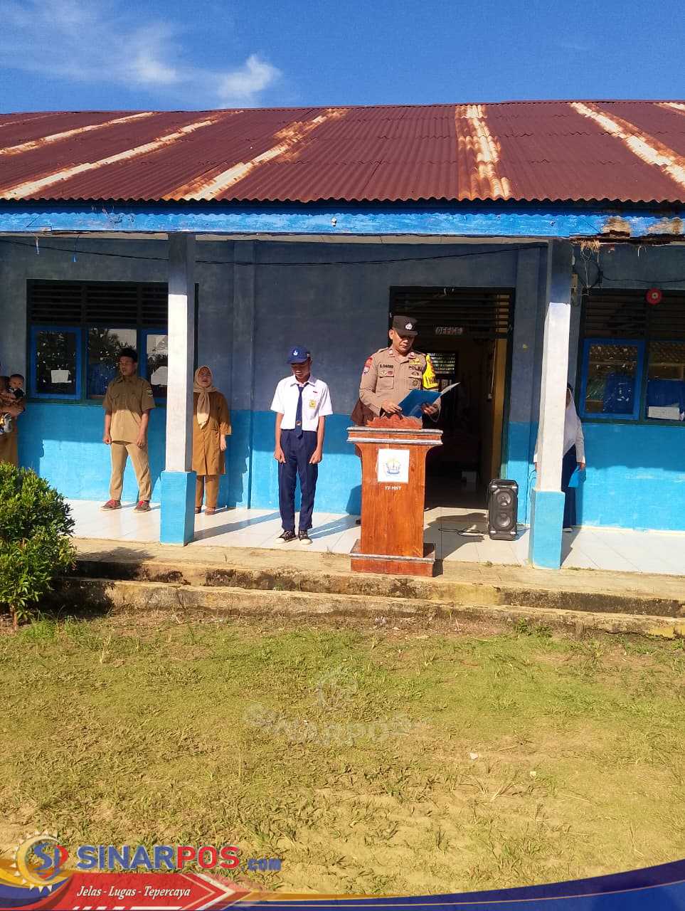 Bhabinkamtibmas Polsek Bengkunat Sampaikan Pesan Bahaya Narkoba dan Judi Online di SMP Makarti Muktitama