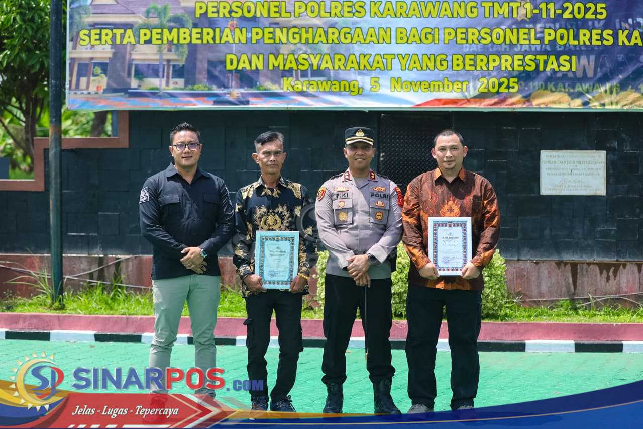 Kapolres karawang beri penghargaan kepada wartawan dan aktivis media sosial