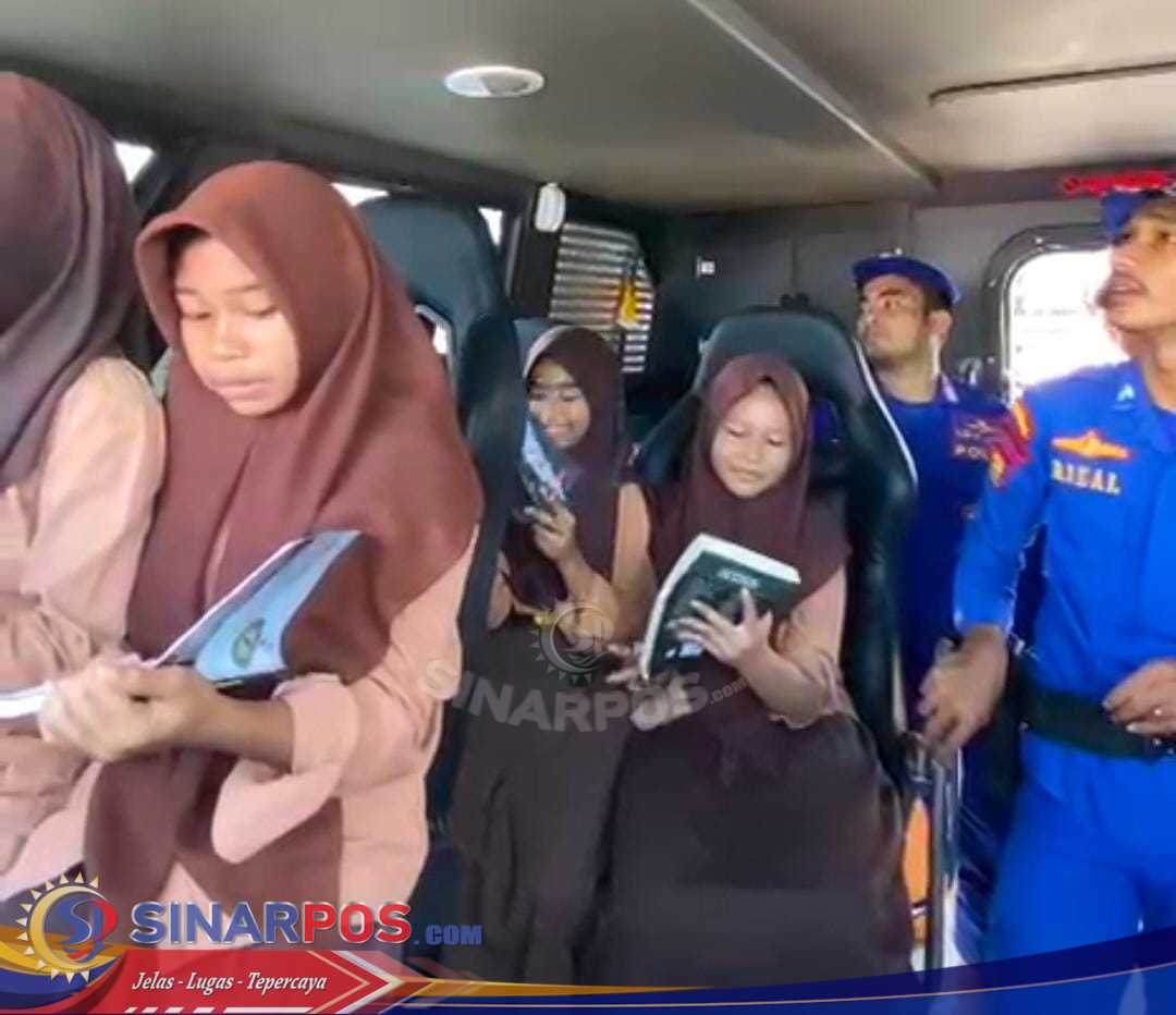 Ditpolairud Polda NTB dan Satpolairud Polres Dompu Hadirkan Perpustakaan Terapung yang memukau Siswa SMPN 01 Pekat!*