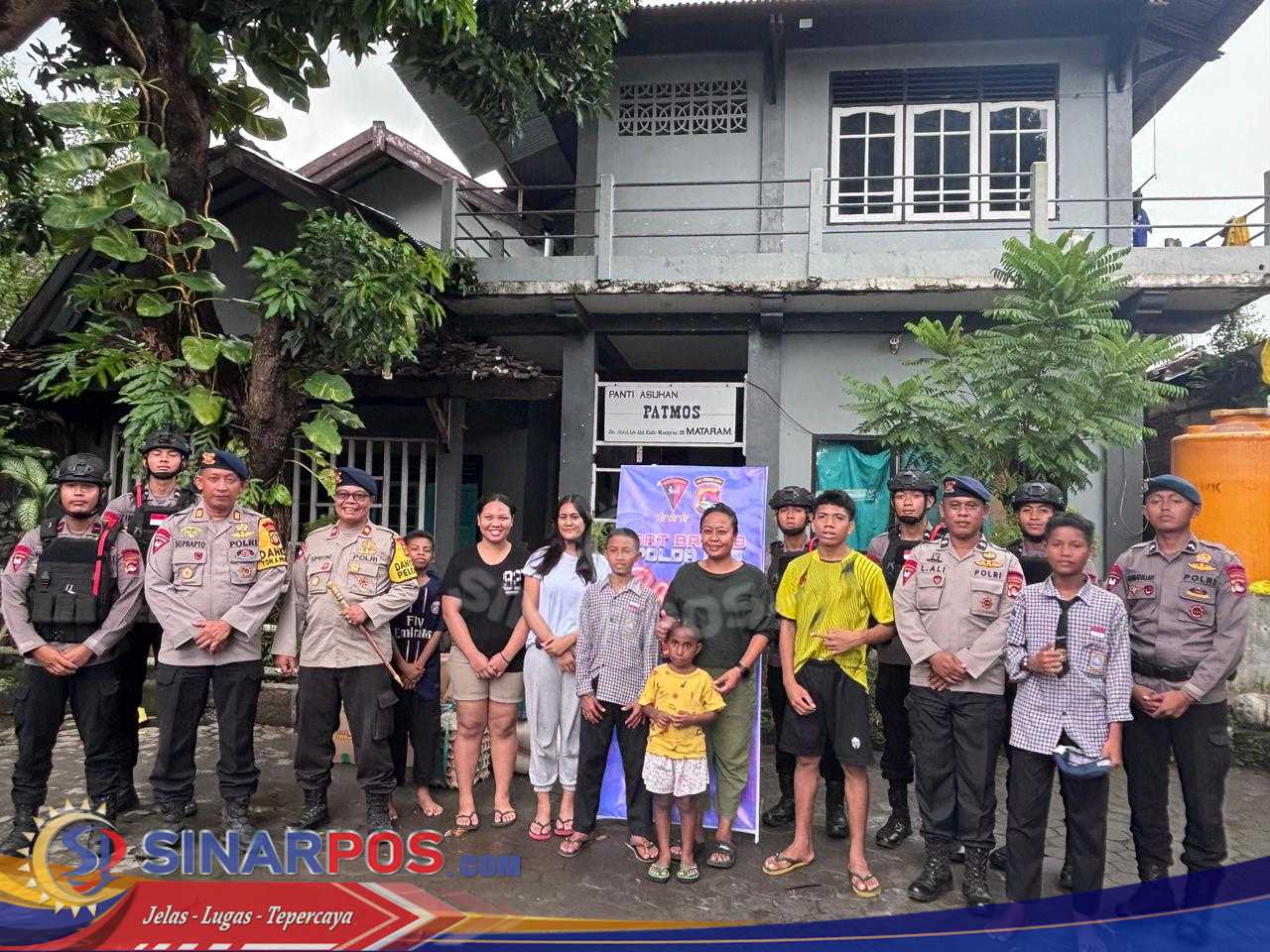 Sambut HUT ke-80, Brimob Polda NTB Bagikan Sembako ke Ponpes dan Panti Asuhan di Mataram Sambut HUT ke-80, Brimob Polda NTB Bagikan Sembako ke Ponpes dan Panti Asuhan di Mataram