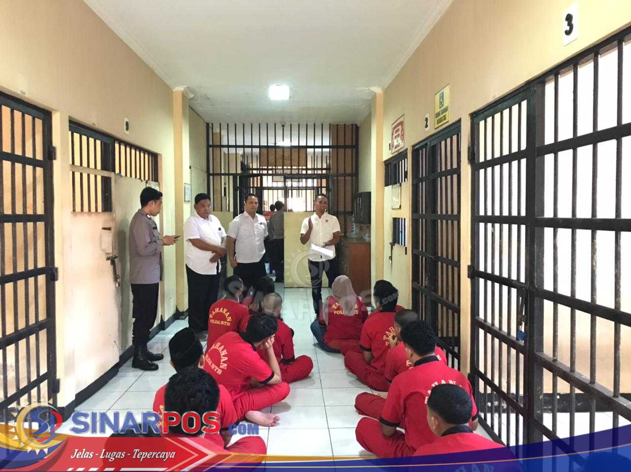 Polda NTB Gelar Penyuluhan Hukum di Rutan, Tahanan Diberi Pemahaman soal Hak dan Kewajiban Polda NTB Gelar Penyuluhan Hukum di Rutan, Tahanan Diberi Pemahaman soal Hak dan Kewajiban